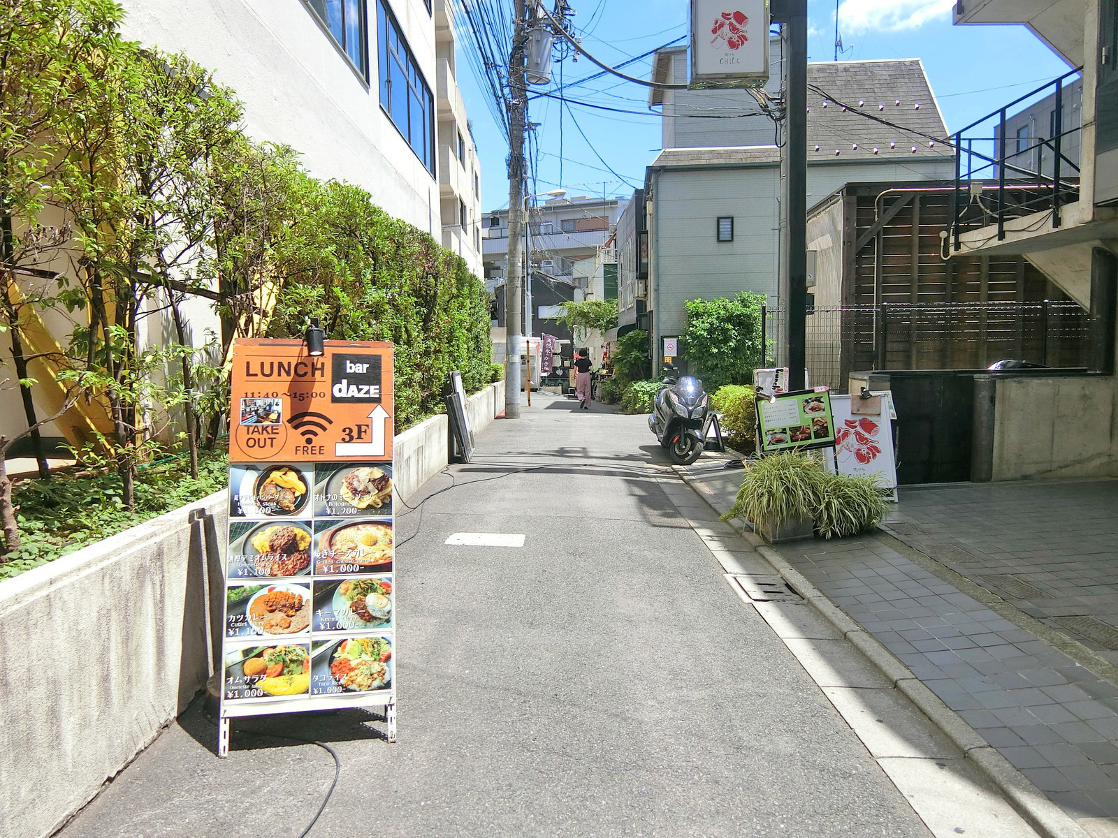 付近には飲食店が充実