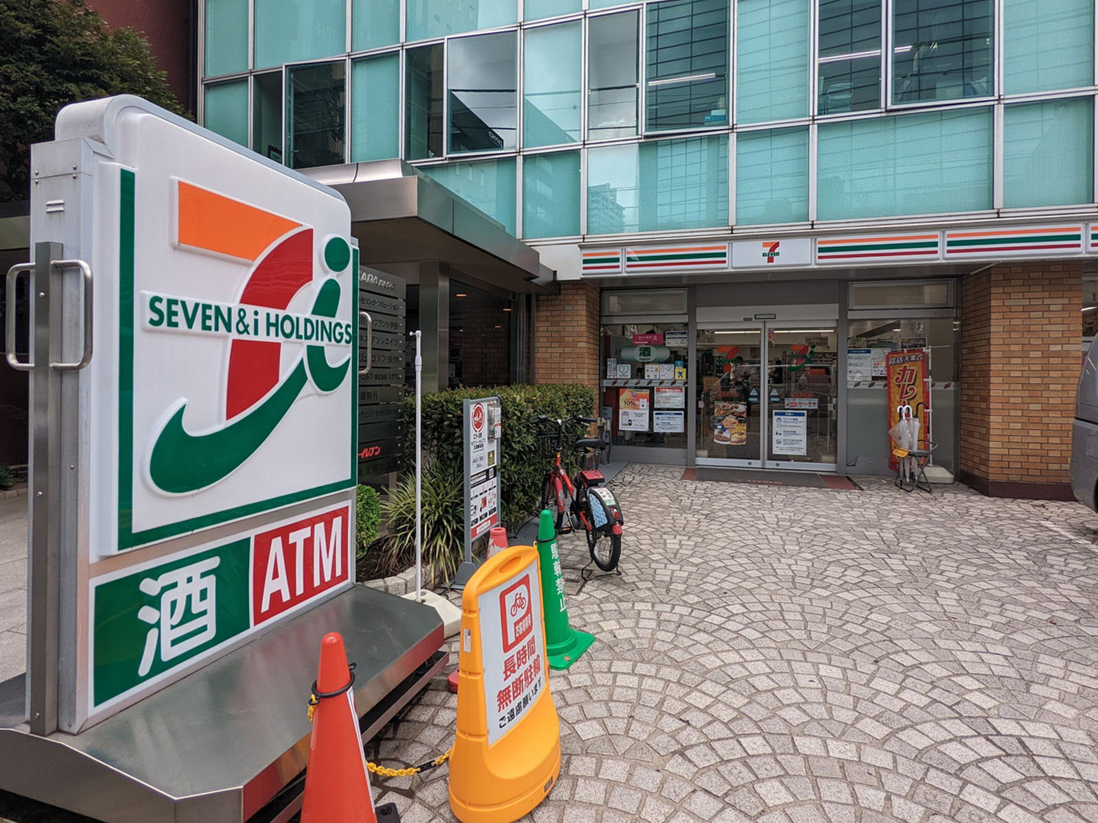 裏にあるセブンイレブン 三田駅北店