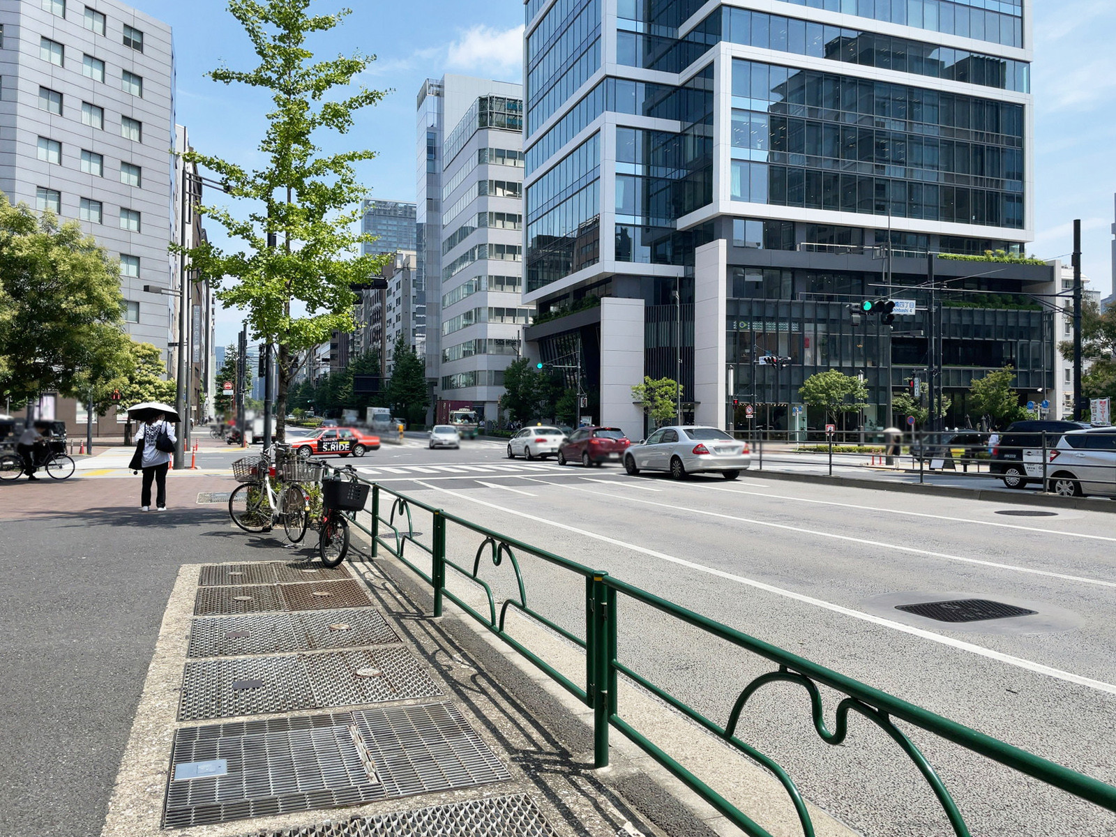 グランデ新橋ビル前面の日比谷通り