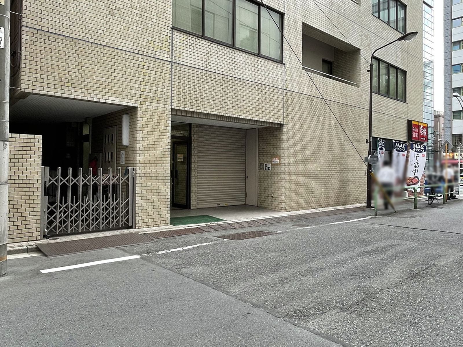 外神田ストークビル前面の通り
