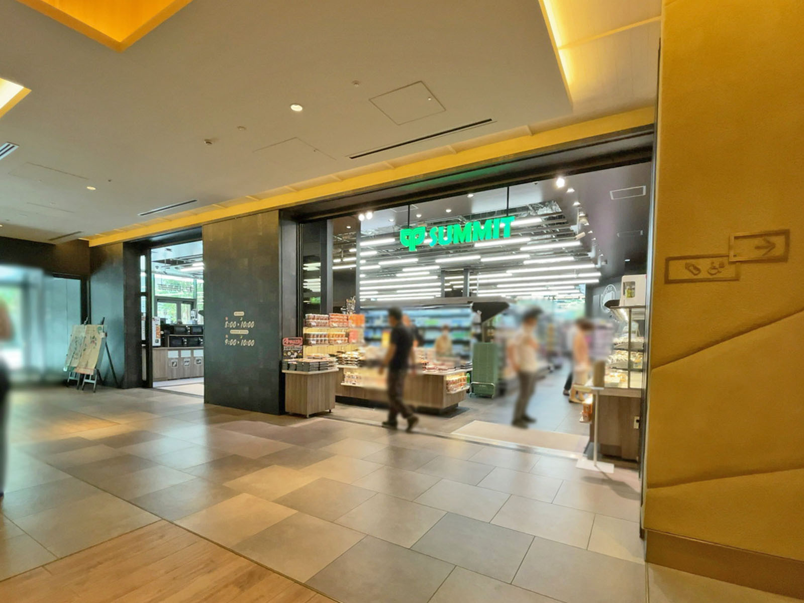 徒歩1分のサミットストア 神田スクエア店