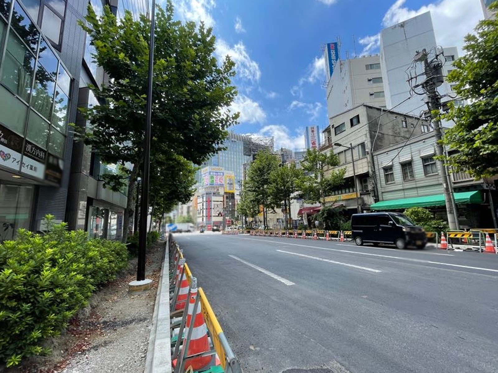 付近の明大通り