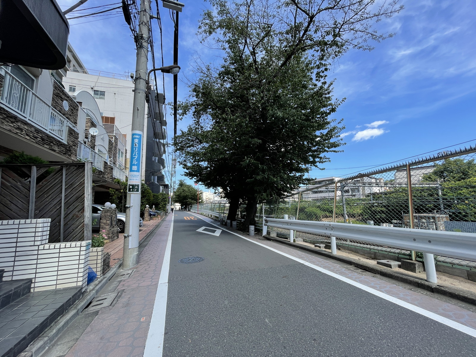 ラウンドブリッジビル前面の道路