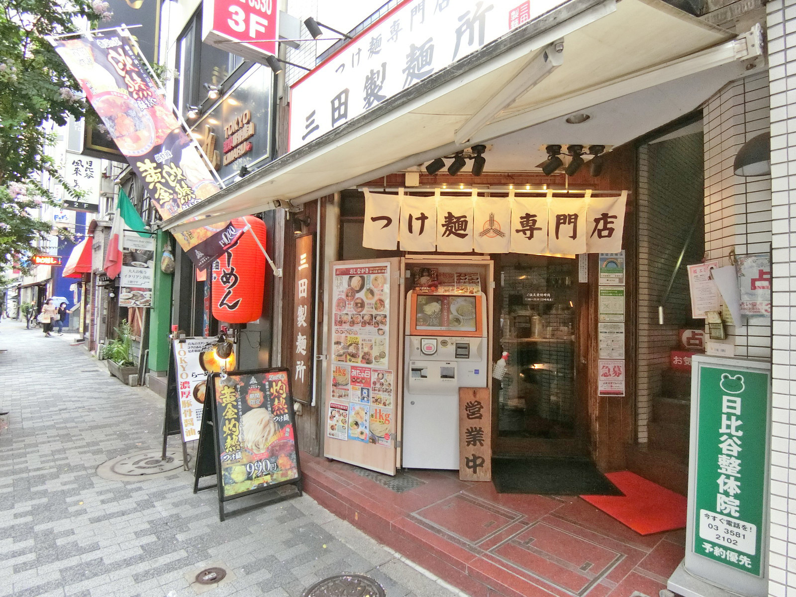 付近には飲食店が充実