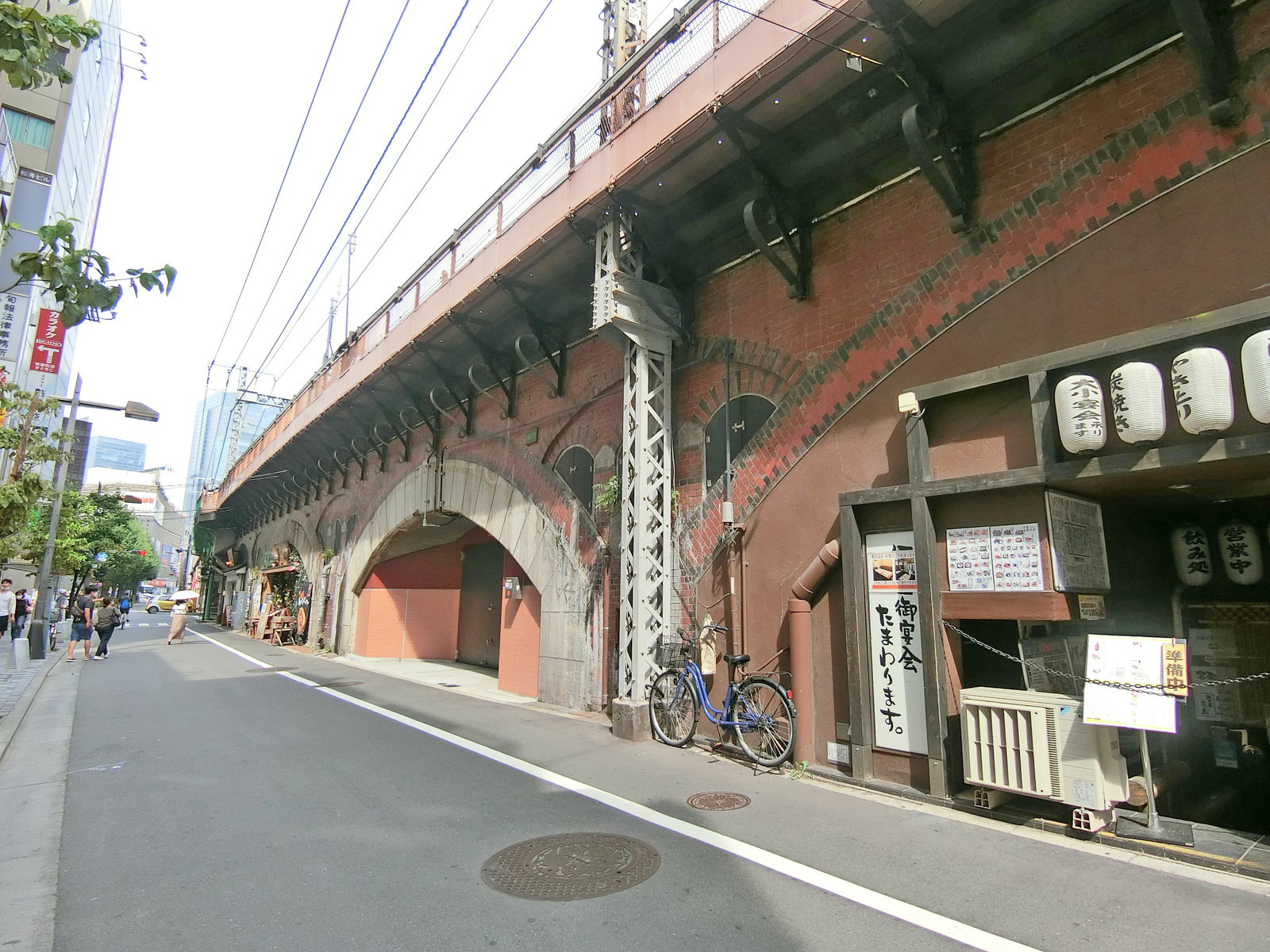 慶楽傳順ビルは高架沿いに立地