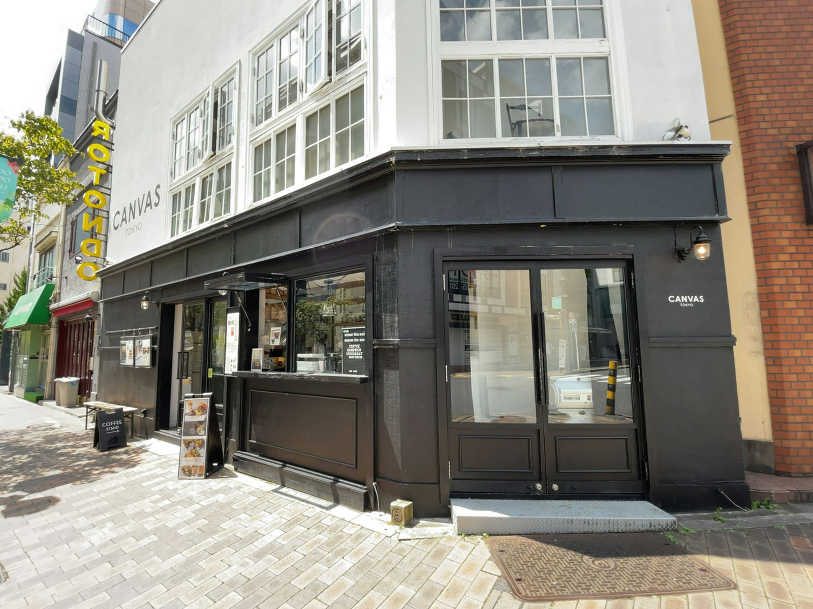 周辺には飲食店が点在