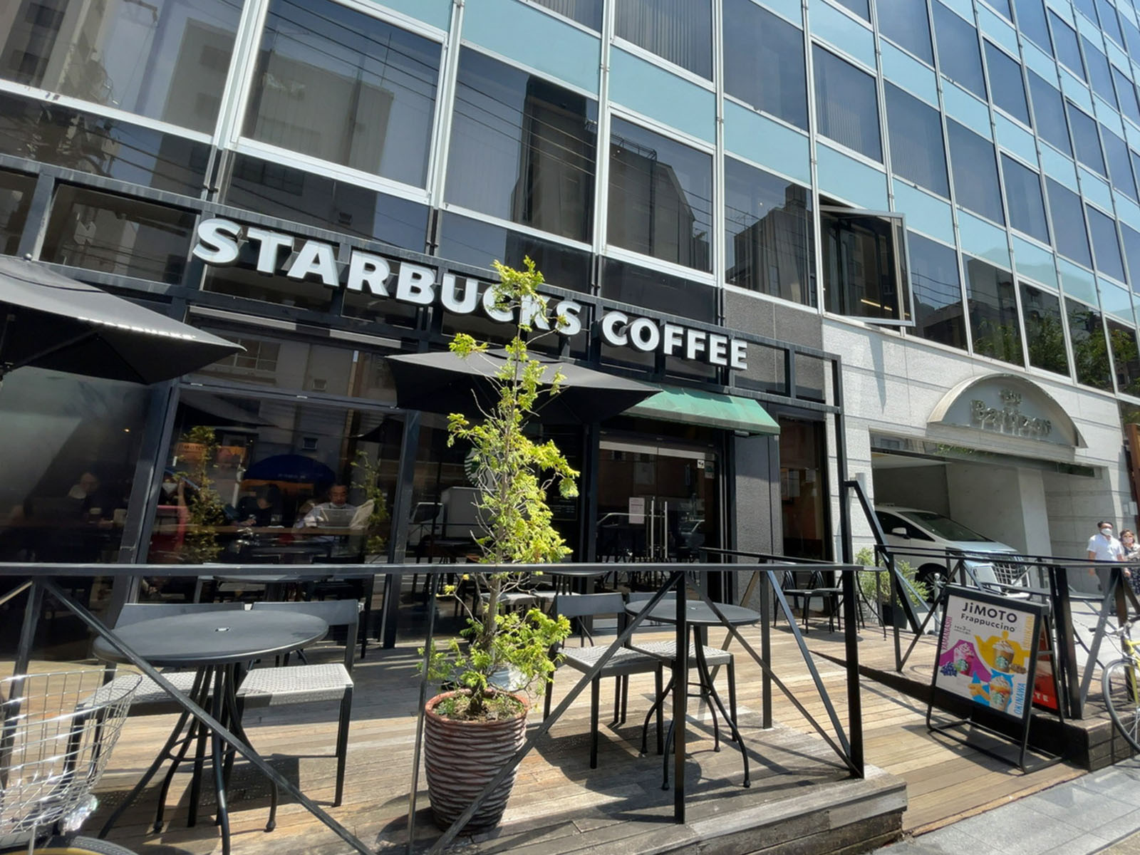 徒歩1分のスターバックスコーヒー南青山骨董通り店