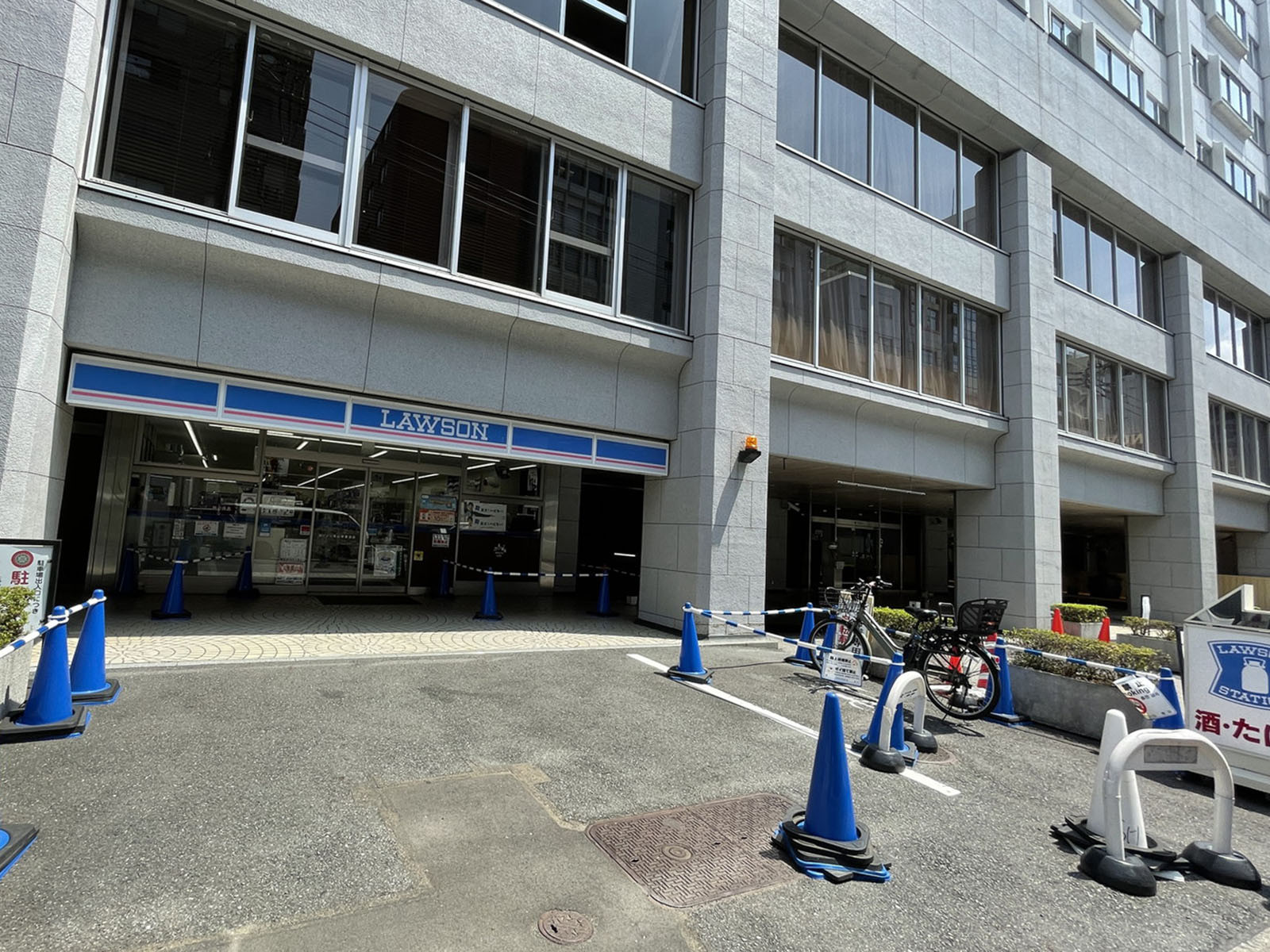 並びのローソン 青山骨董通店