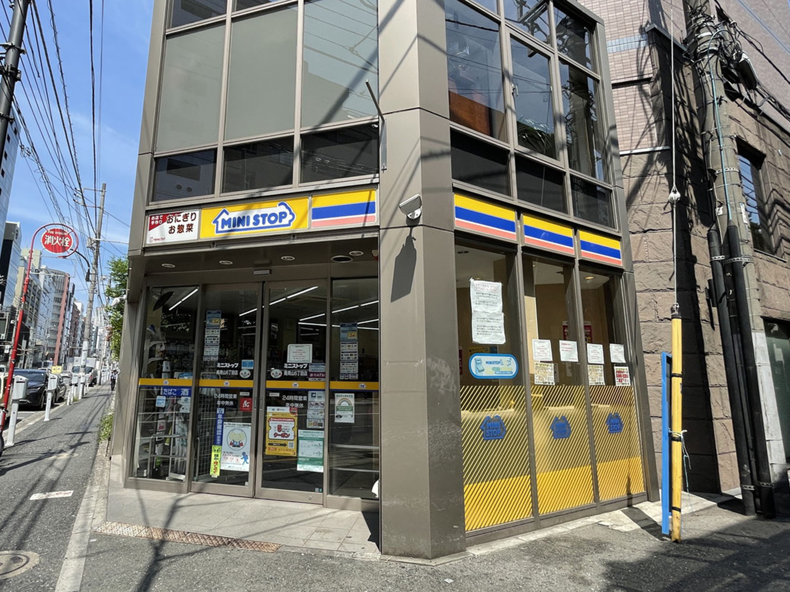 徒歩1分のミニストップ南青山6丁目店