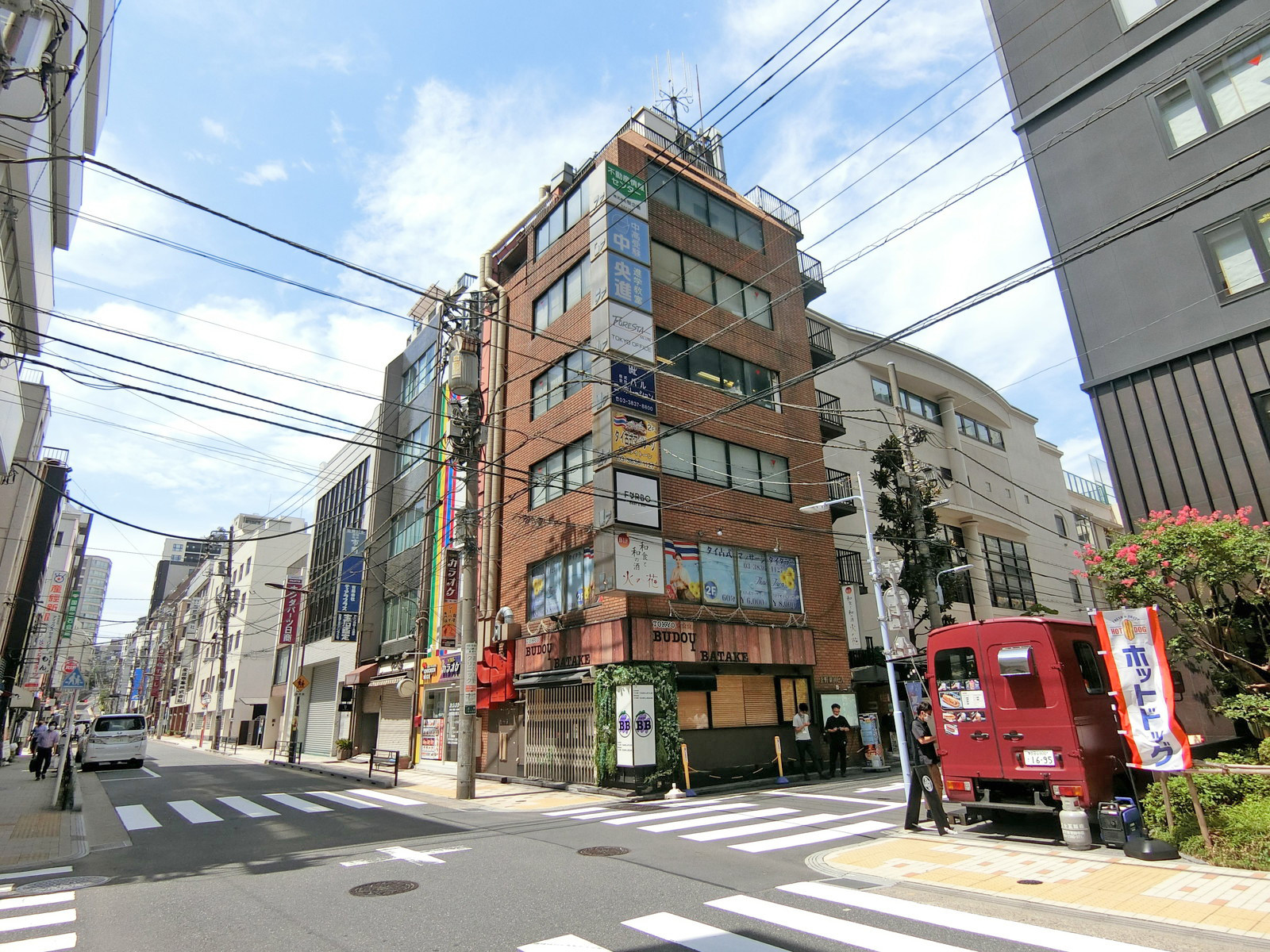 伊部ビル周辺はオフィスや店舗が多いエリア