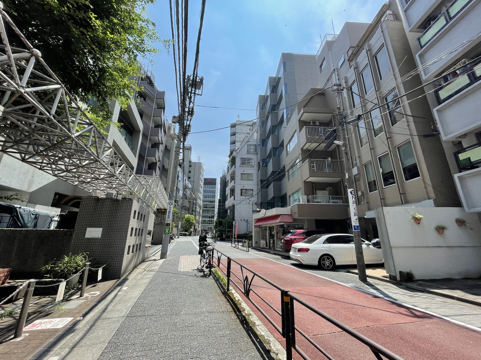 SEMPOSビル前面の通り
