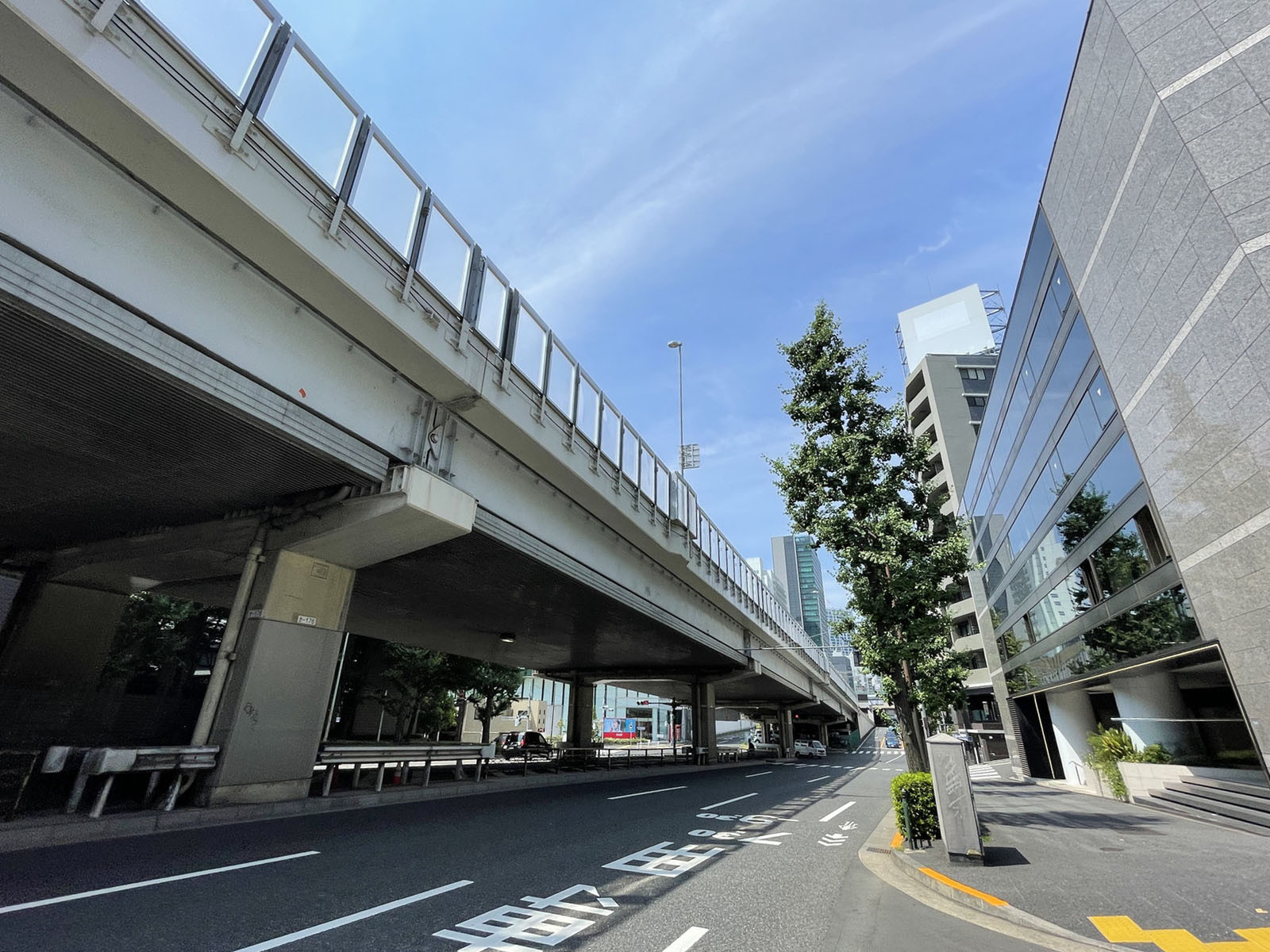 EDGE南青山ビル前面の六本木通り