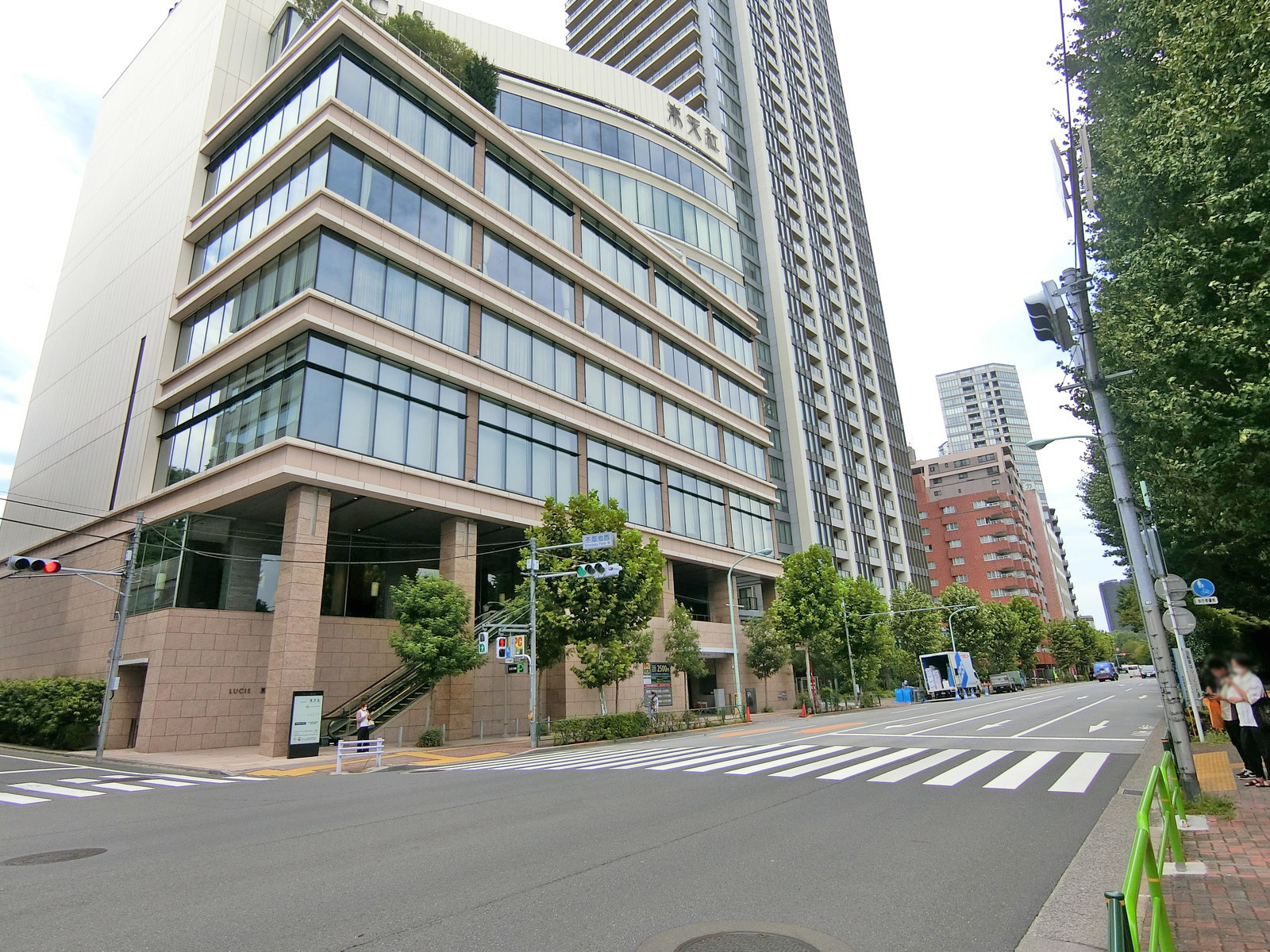 NDK池之端ビル前面の不忍通り