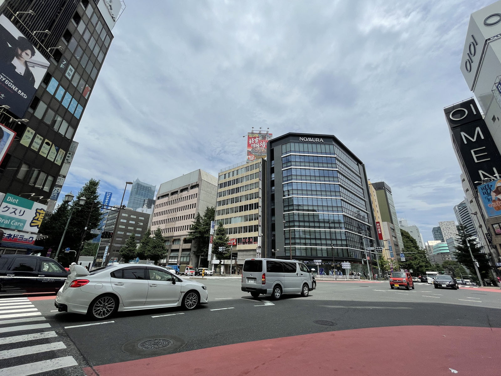 至近の新宿五丁目交差点