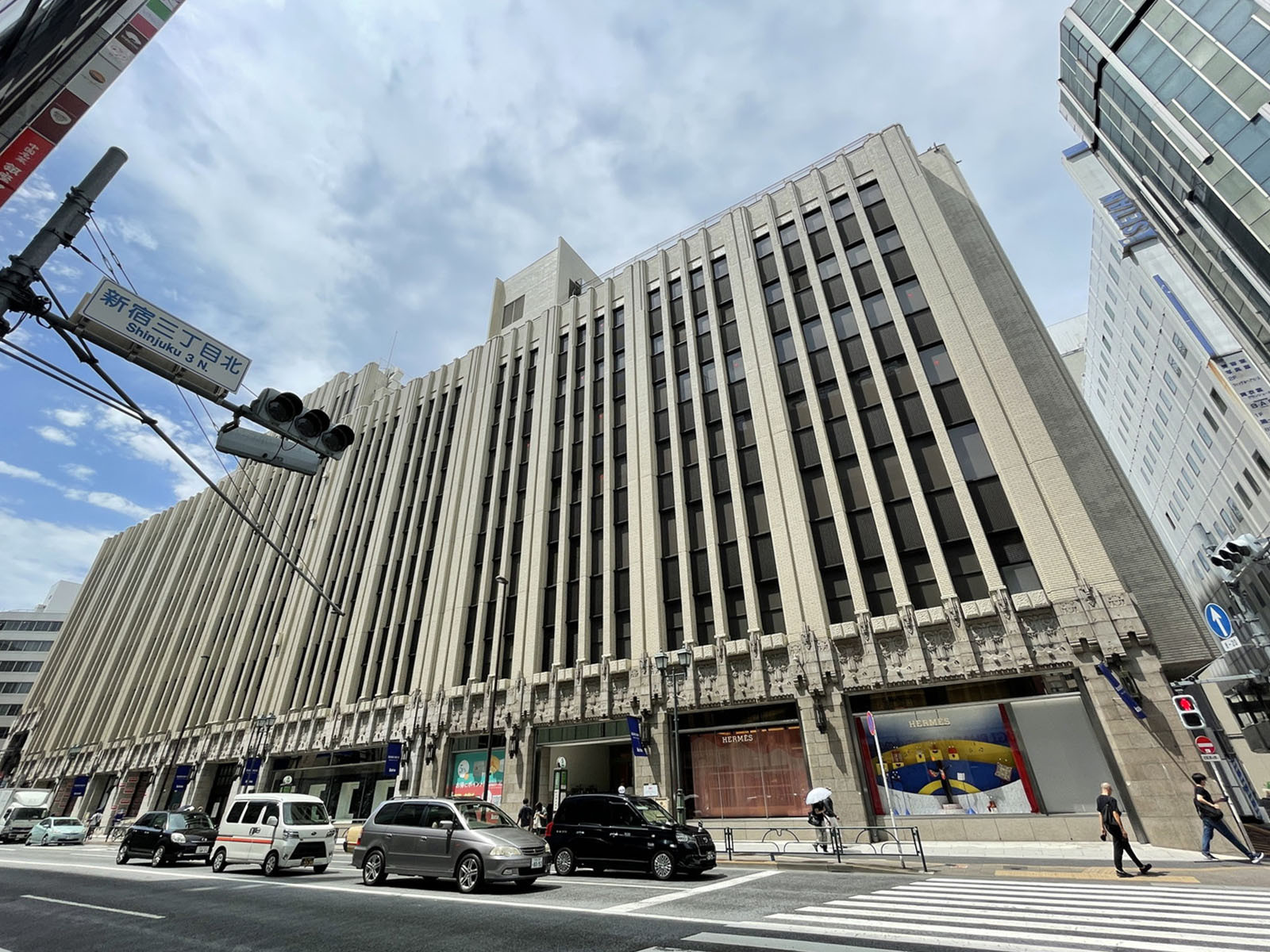 並びの伊勢丹新宿店