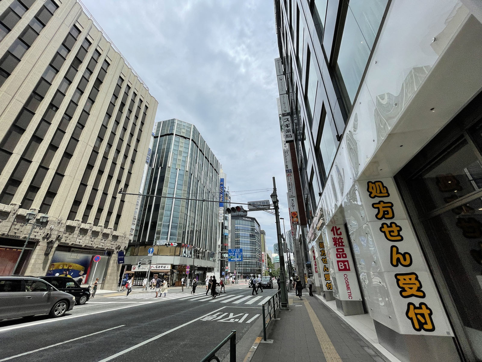 新宿マヤビル前面の明治通り