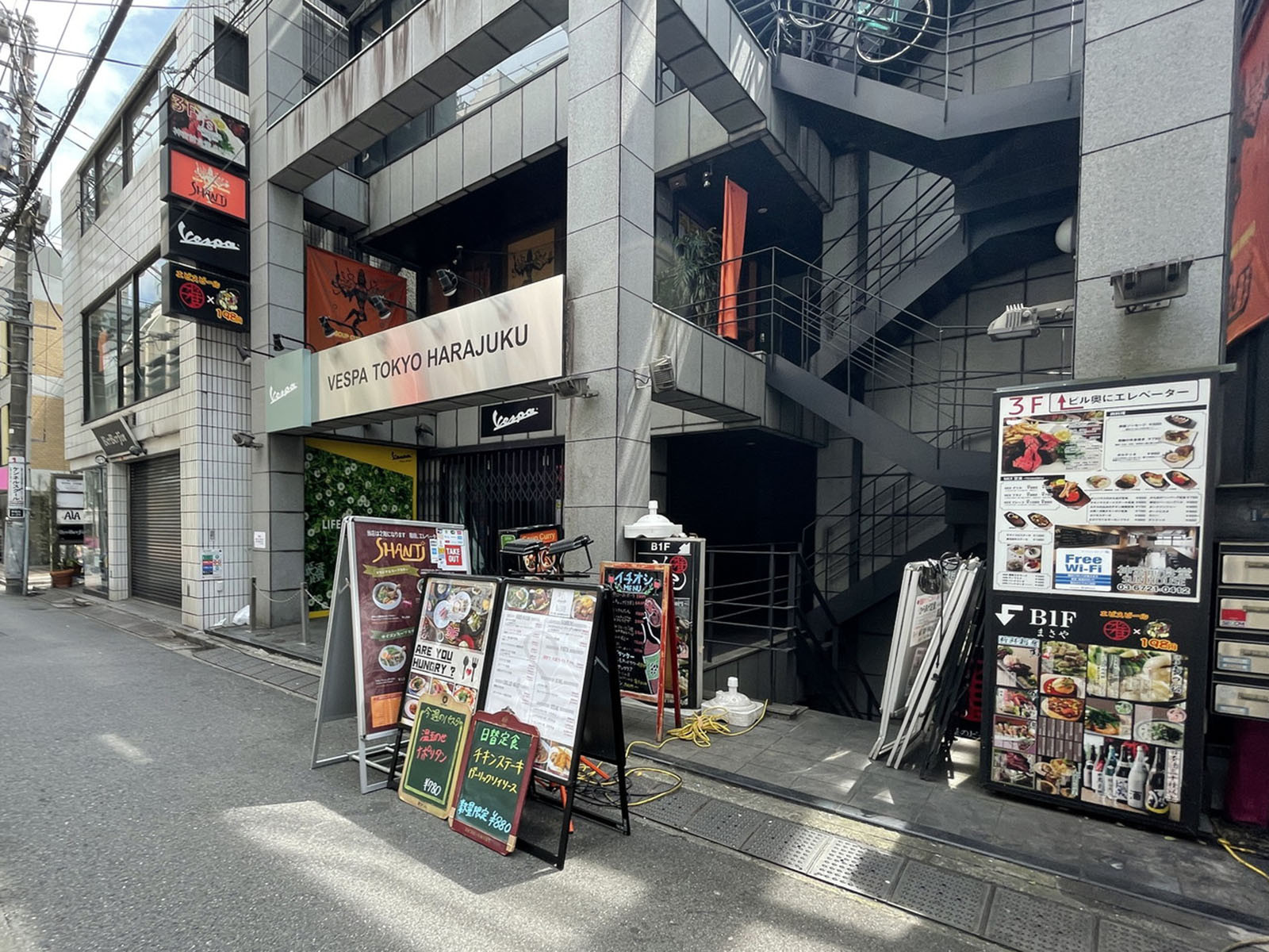 周辺には飲食店が点在