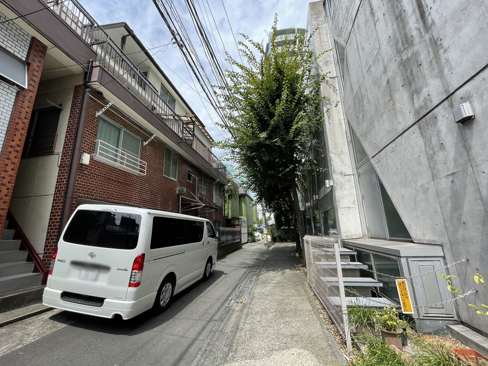 石塚ビル前面の通り