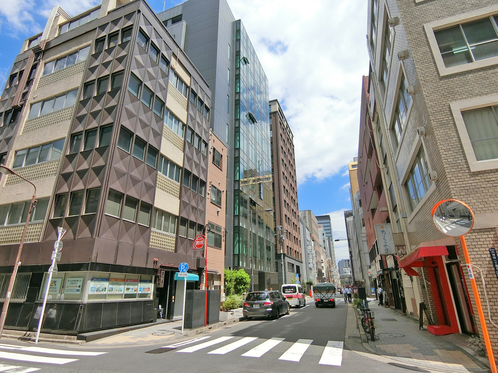 周辺はオフィスや店舗が多いエリア