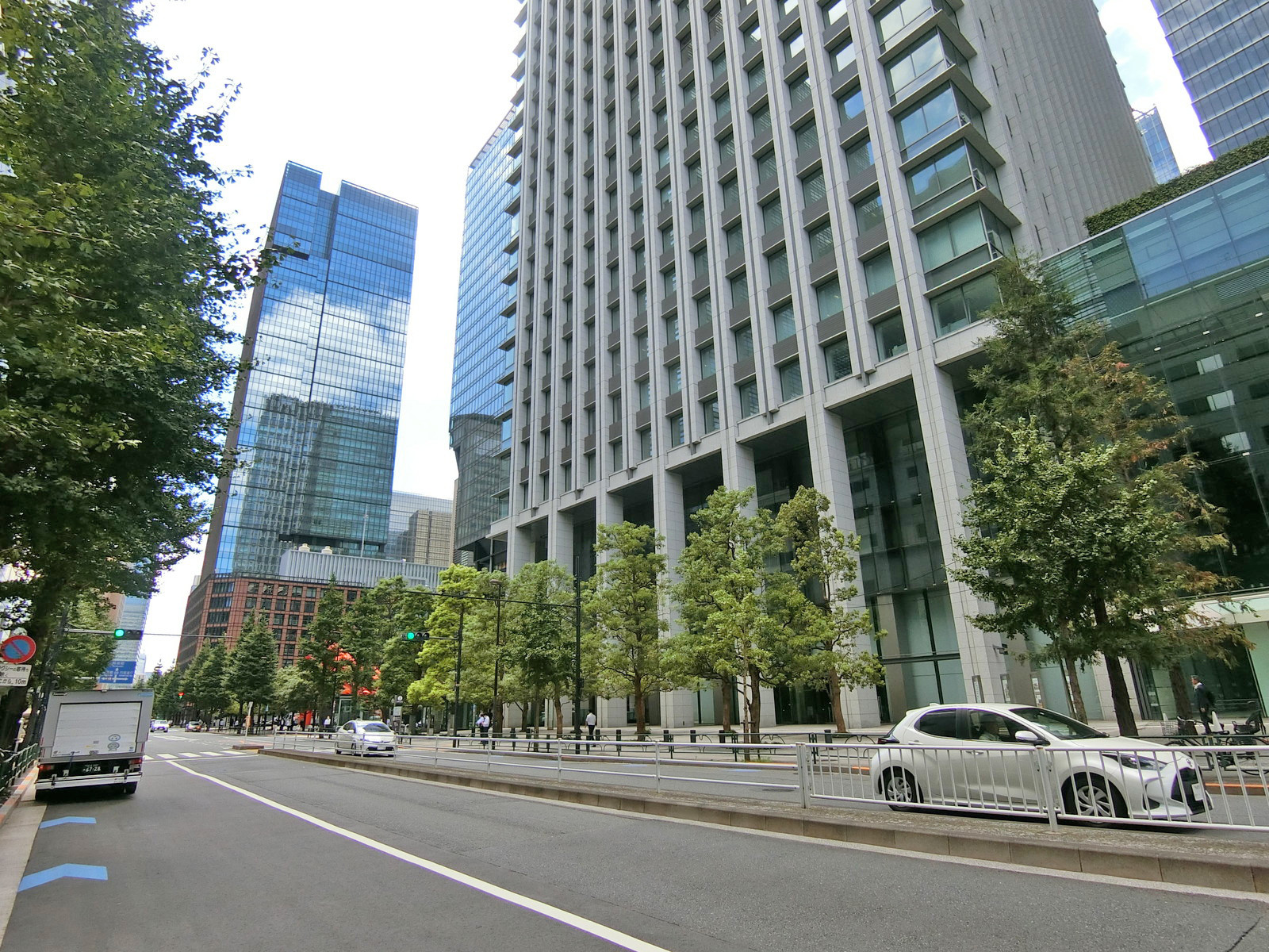 大手町フィナンシャルシティ ノースタワーは大名小路沿いに立地