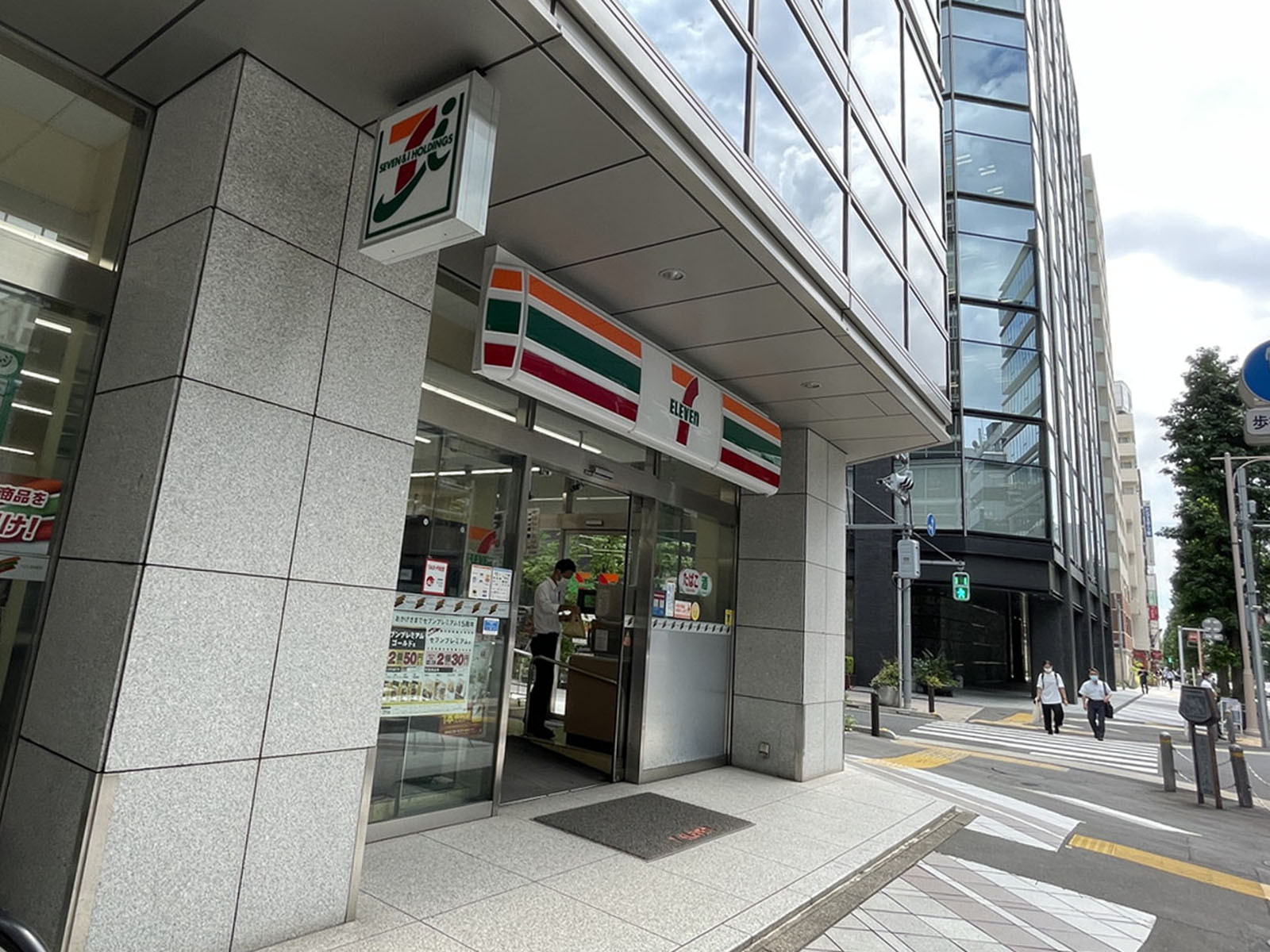 向かいのセブンイレブン 日本橋堀留町2丁目店