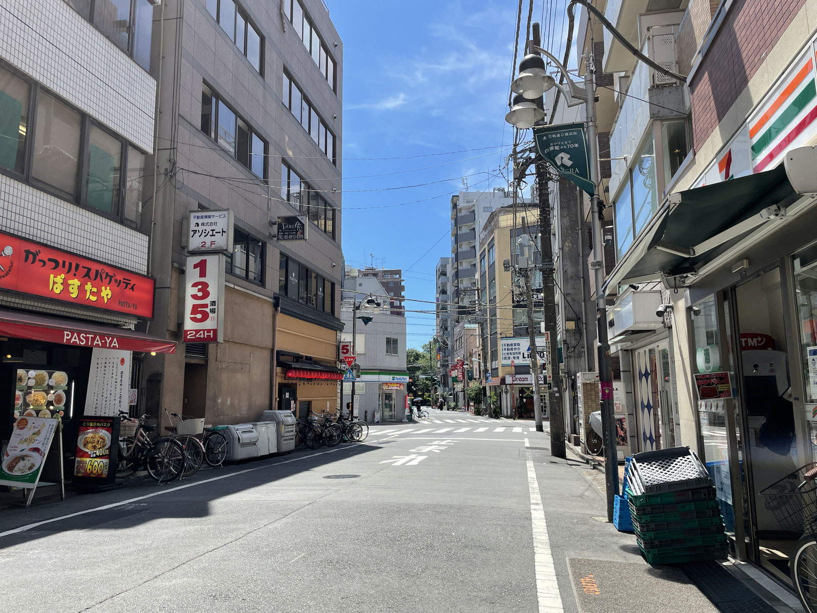 岸野ビル前面の通り