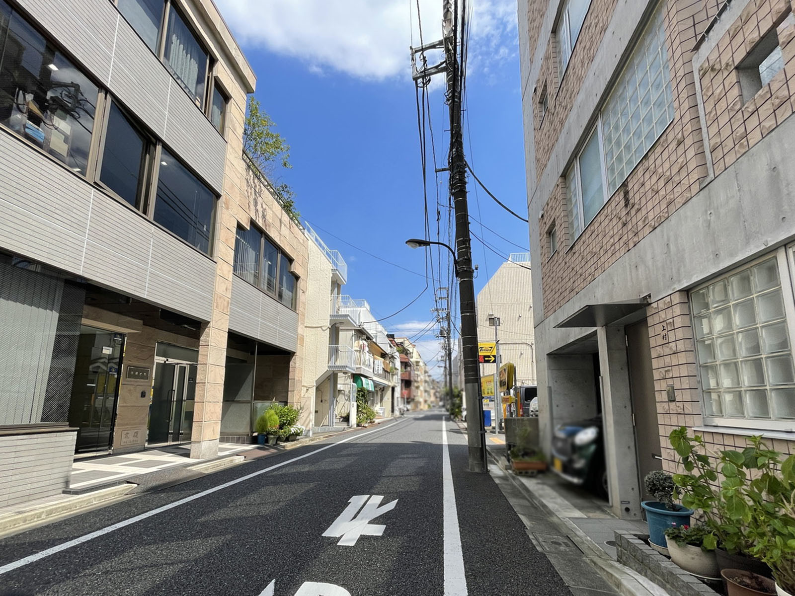 川尻ビル前面の通り