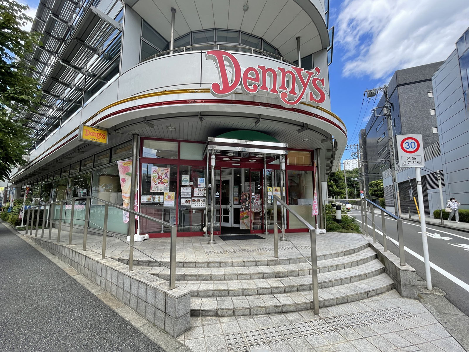徒歩4分のデニーズ高田馬場店