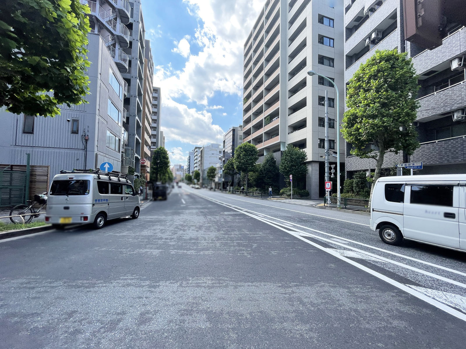 神楽坂グリーンランドビル前面の通り