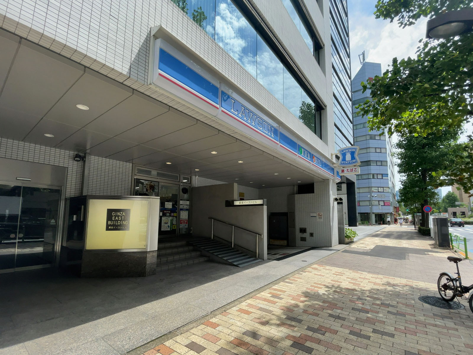徒歩1分のローソン 銀座七丁目店