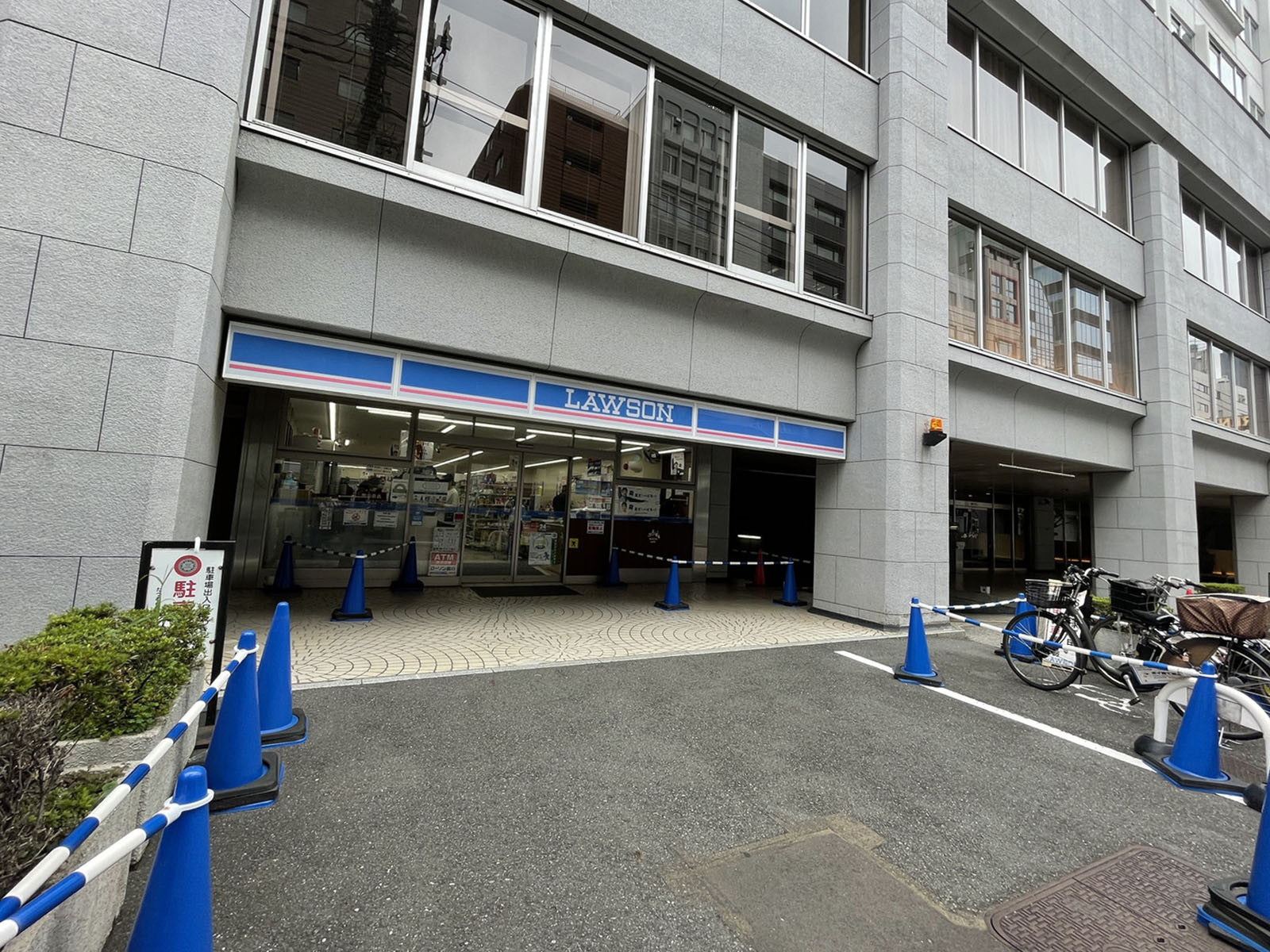 向かいのローソン 青山骨董通り店