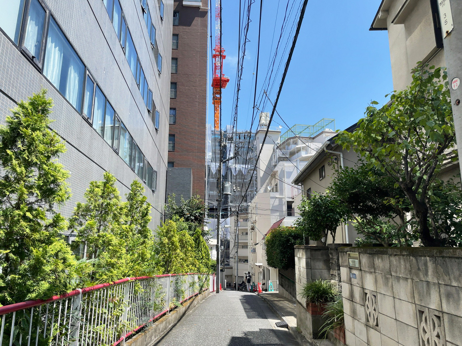 周辺は住宅街