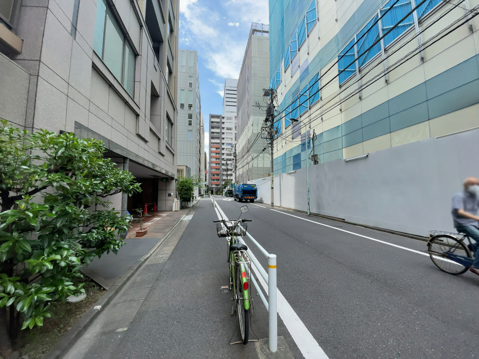 今里ビル前面の通り