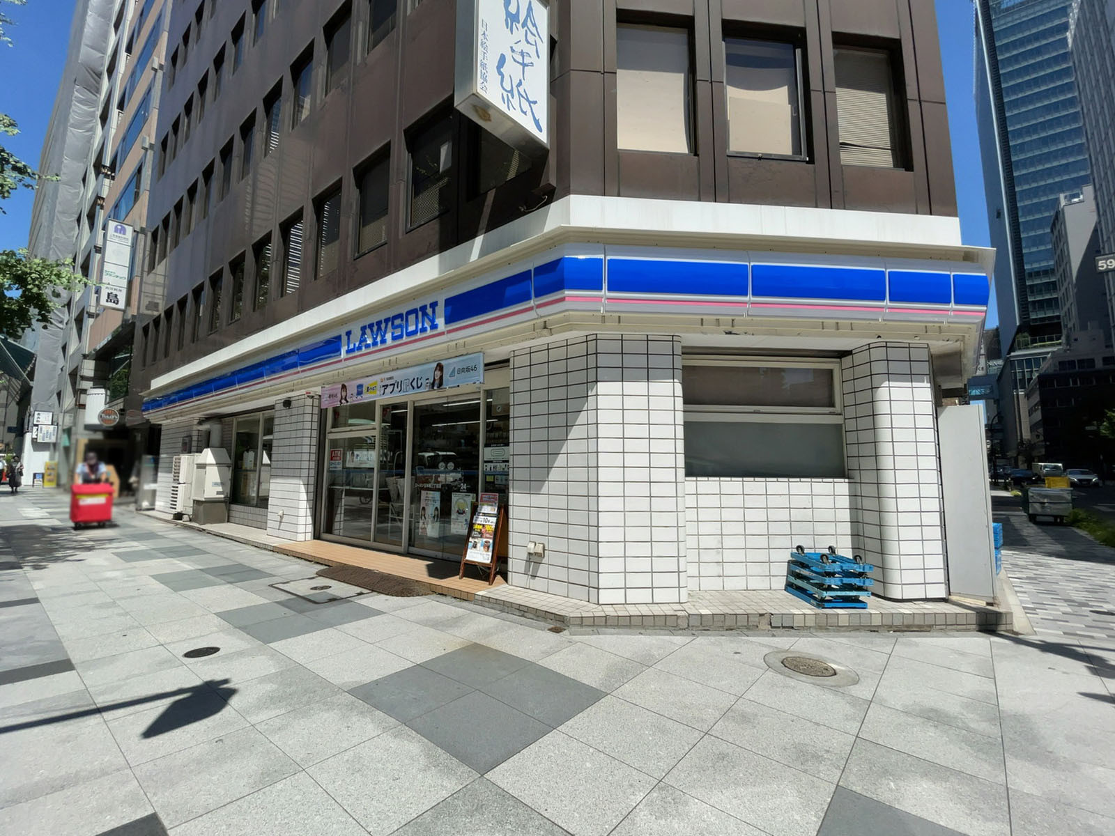 徒歩2分のローソン 日本橋三丁目店