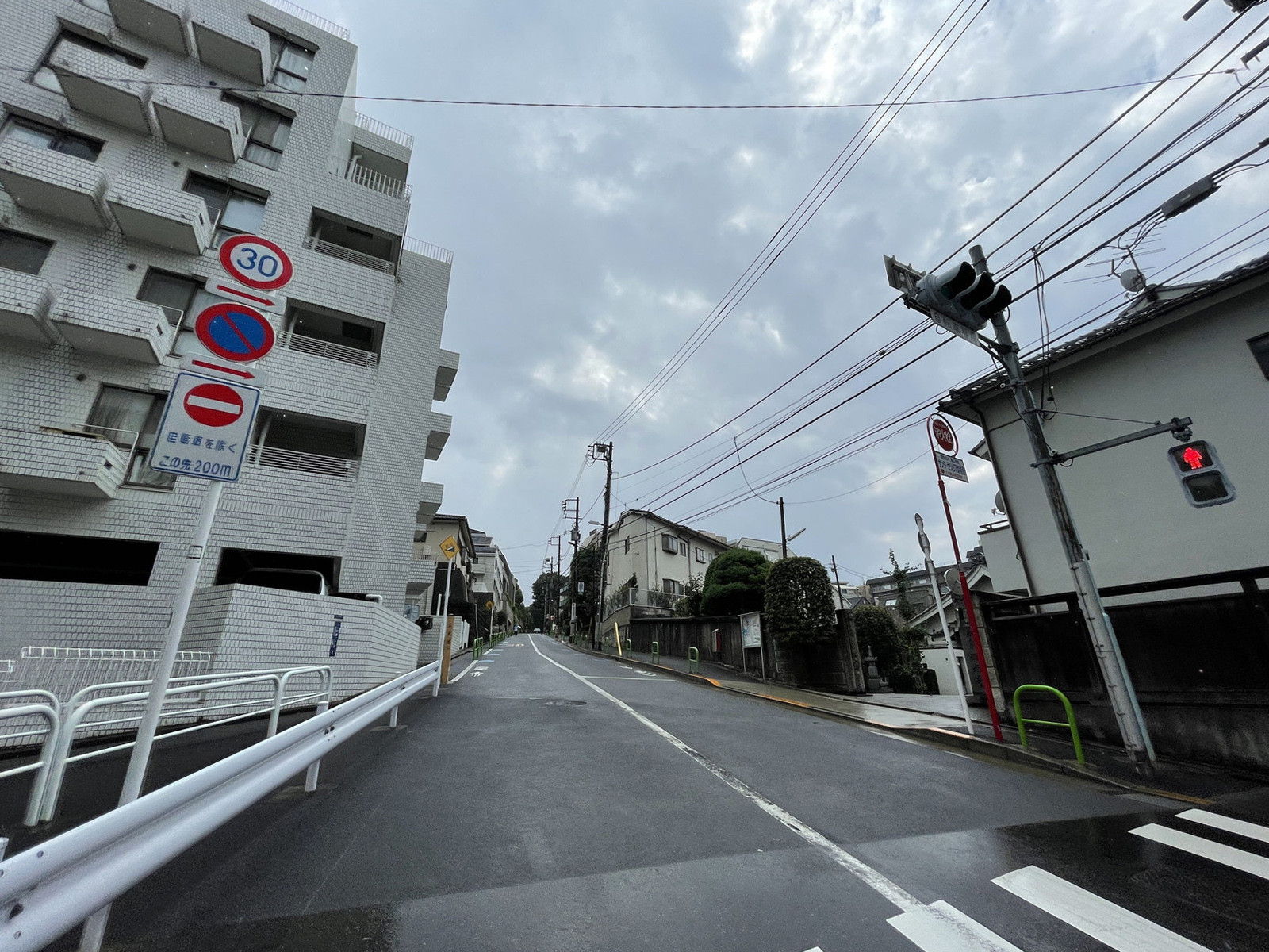 三光坂沿いに立地