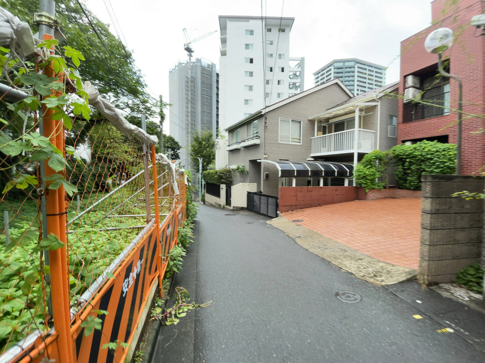 周辺は閑静な住宅街