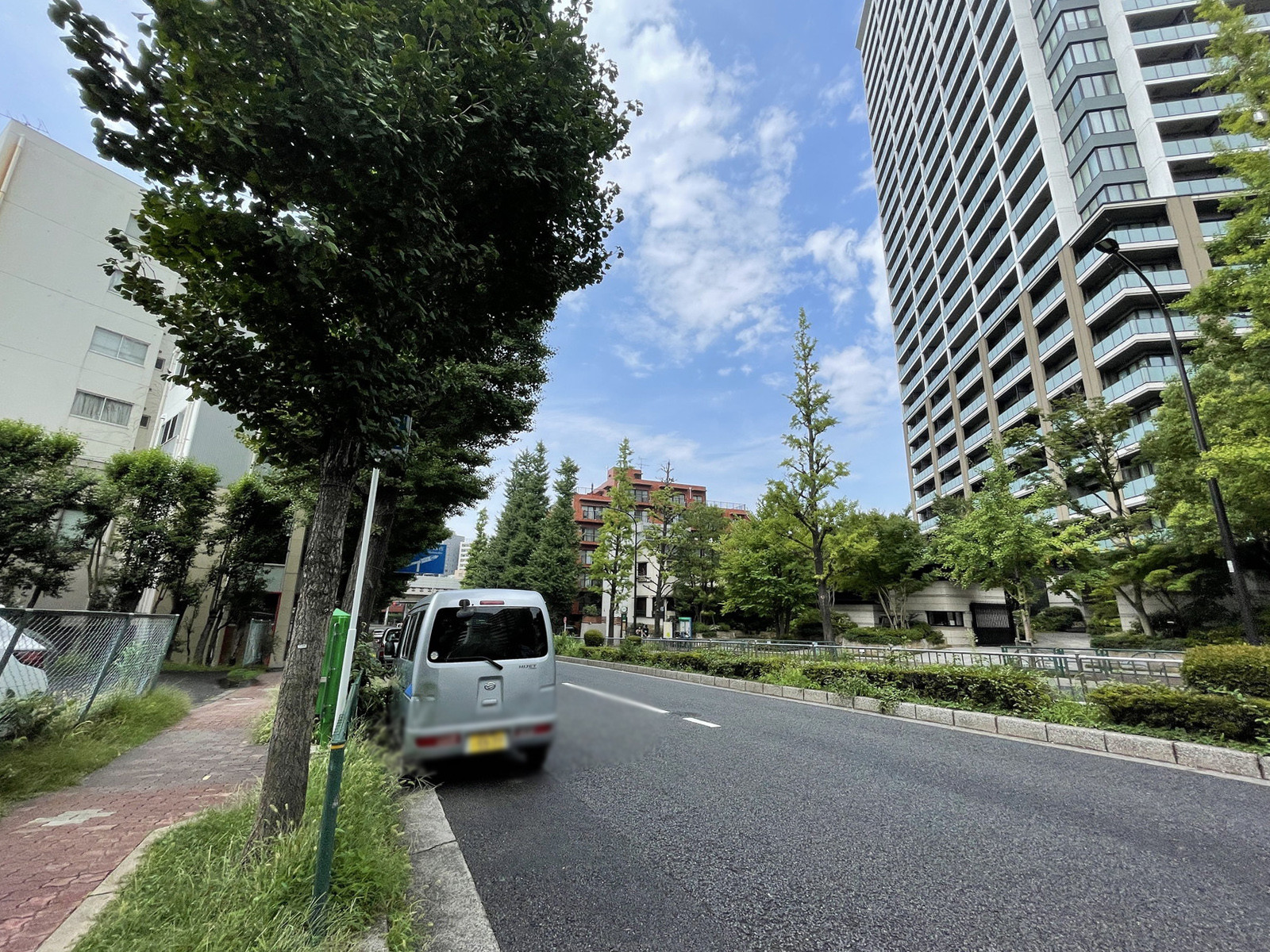 白金台セントラルビル前面の通り