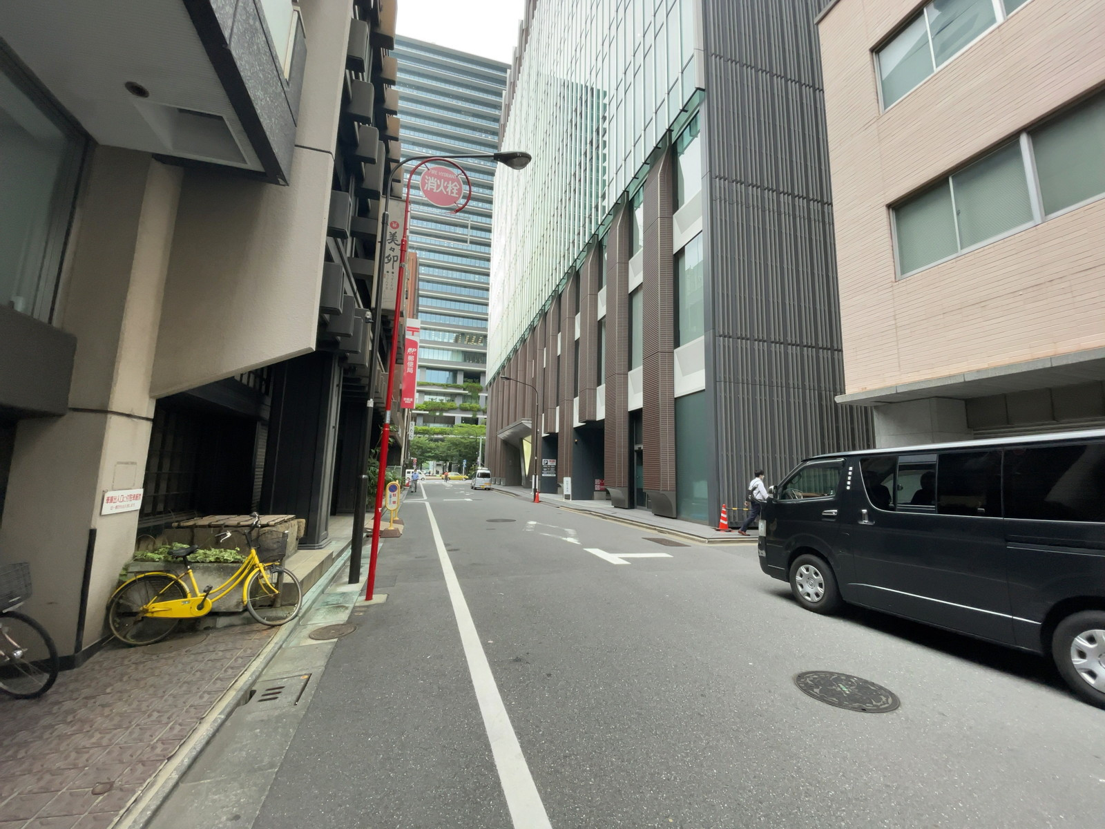 木邑ビル前面の通り
