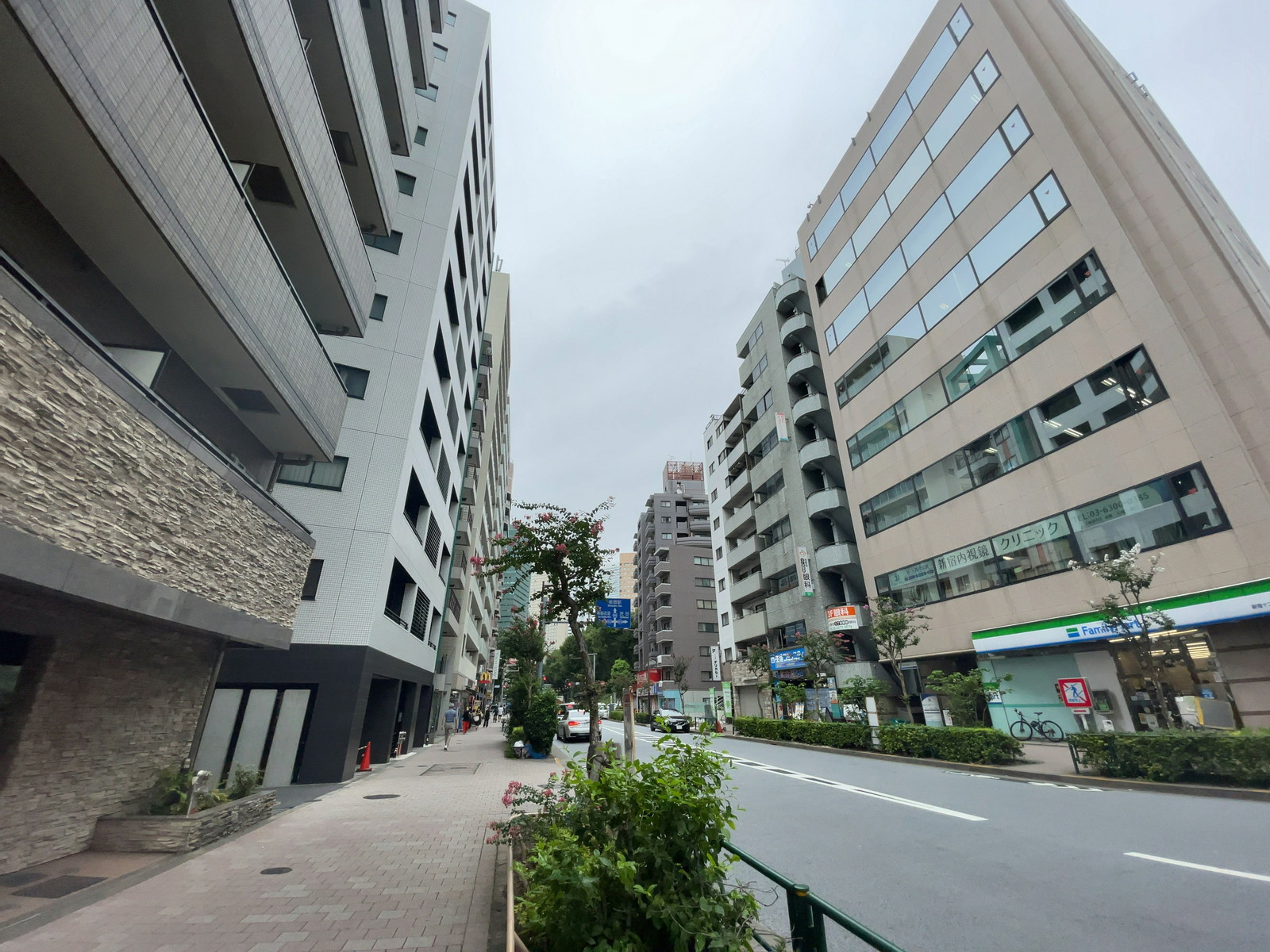 三共西新宿ビル前面の方南通り