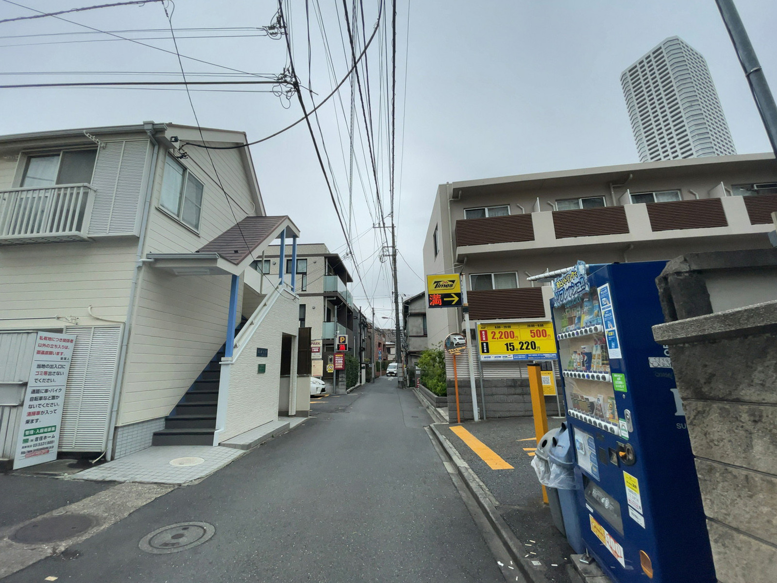 オフィスビル前面の通り