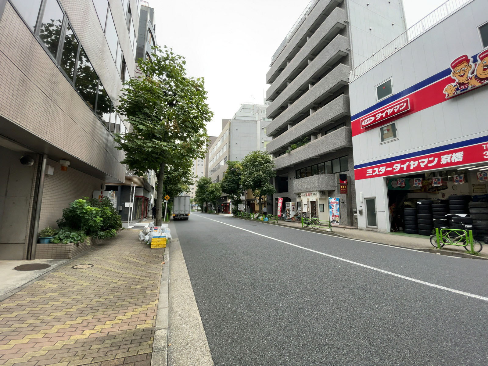 新富HJビル前面の通り