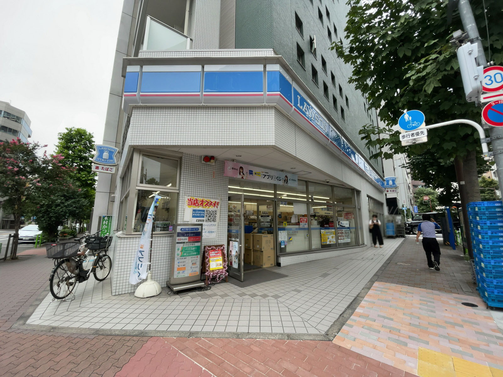 徒歩1分のローソン 新富一丁目店