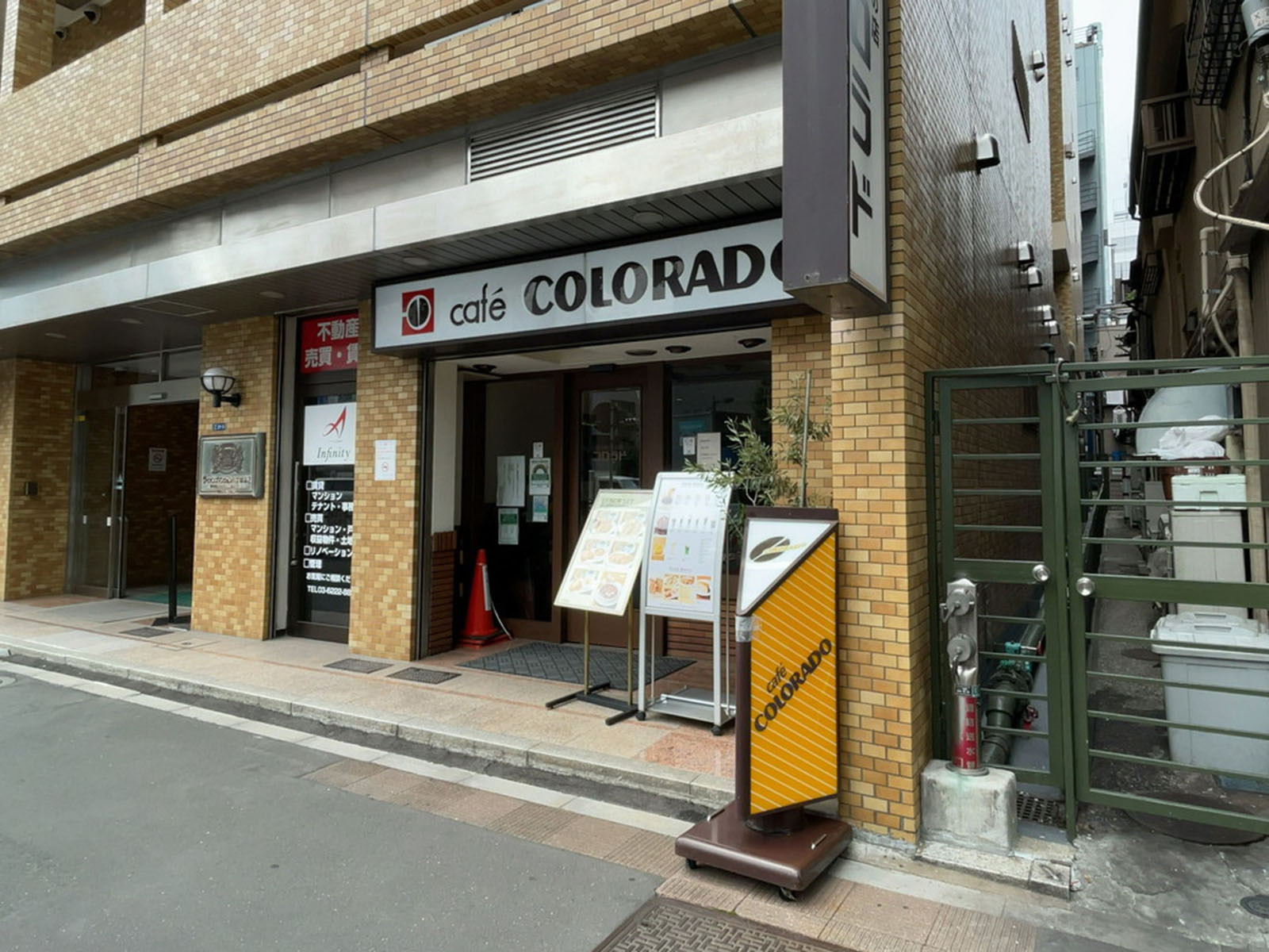 徒歩3分のカフェ コロラド 八丁堀店