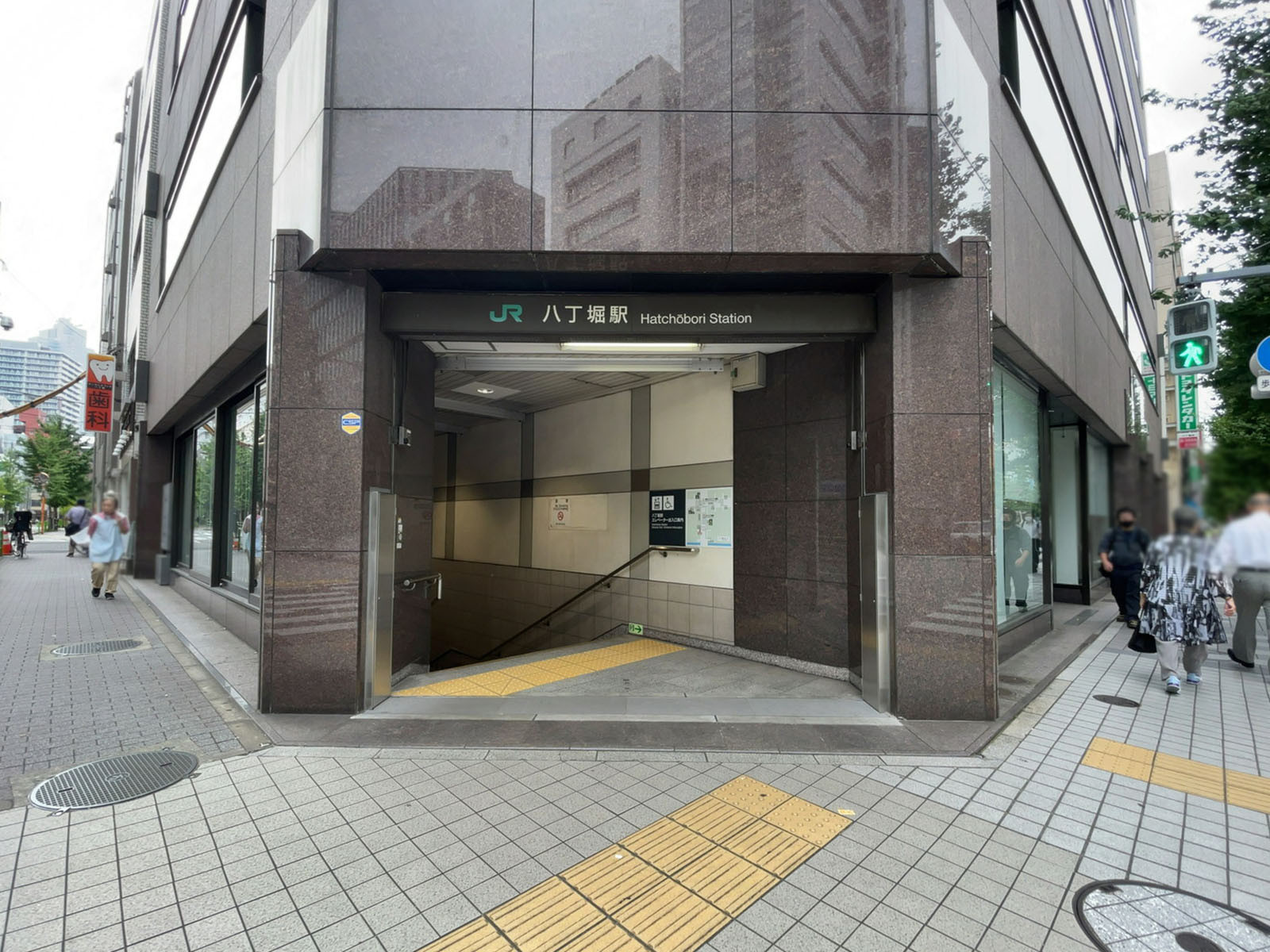 最寄りの「八丁堀駅」