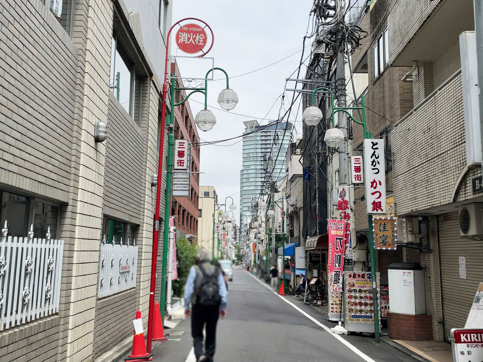 付近には飲食店多数
