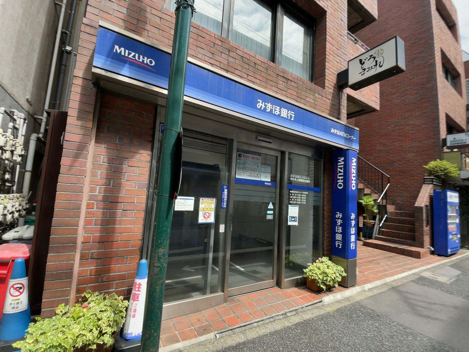 付近のみずほ銀行ATMコーナー