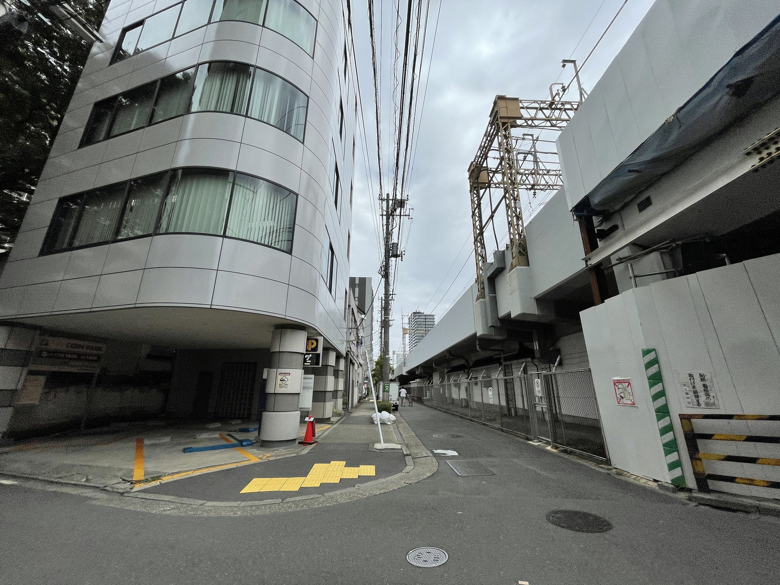 エスティ21前面の通り