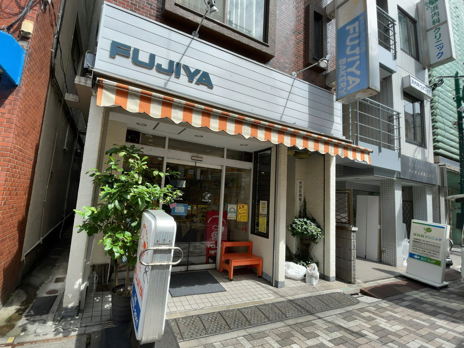 周辺には飲食店が点在