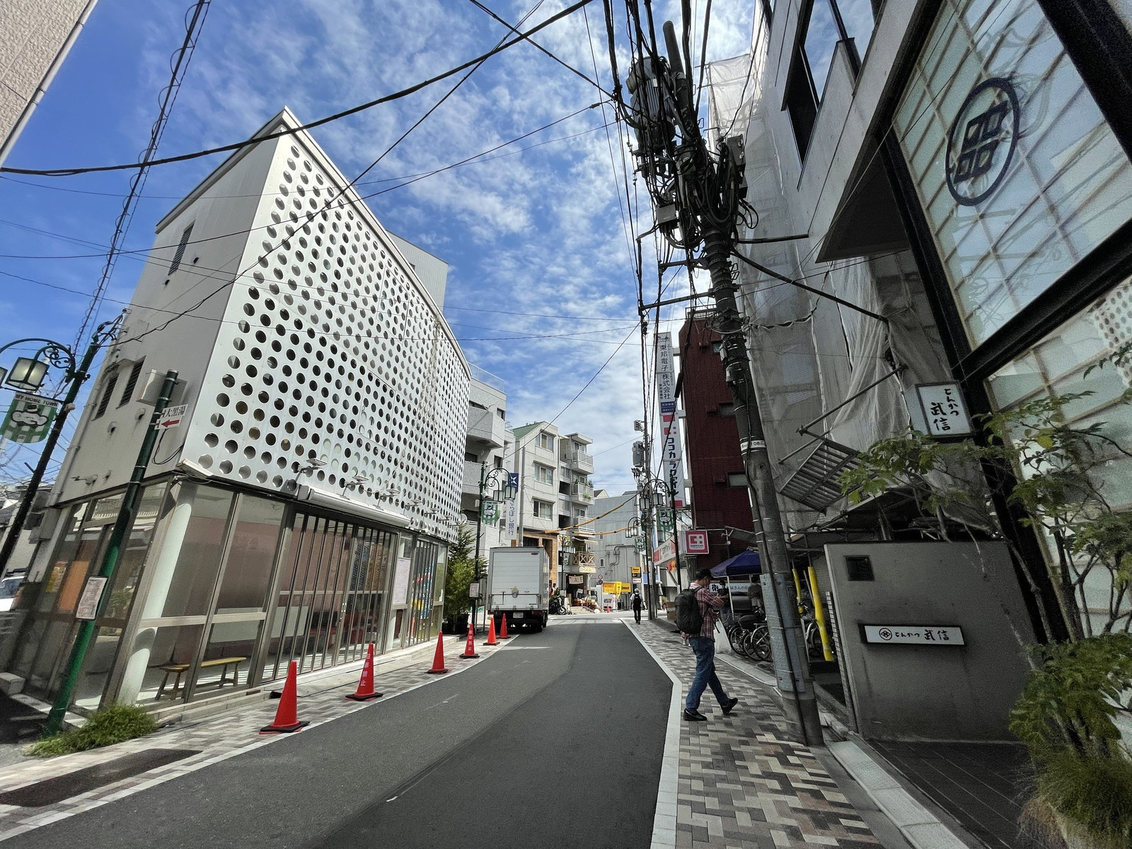 高本ビル前面の通り
