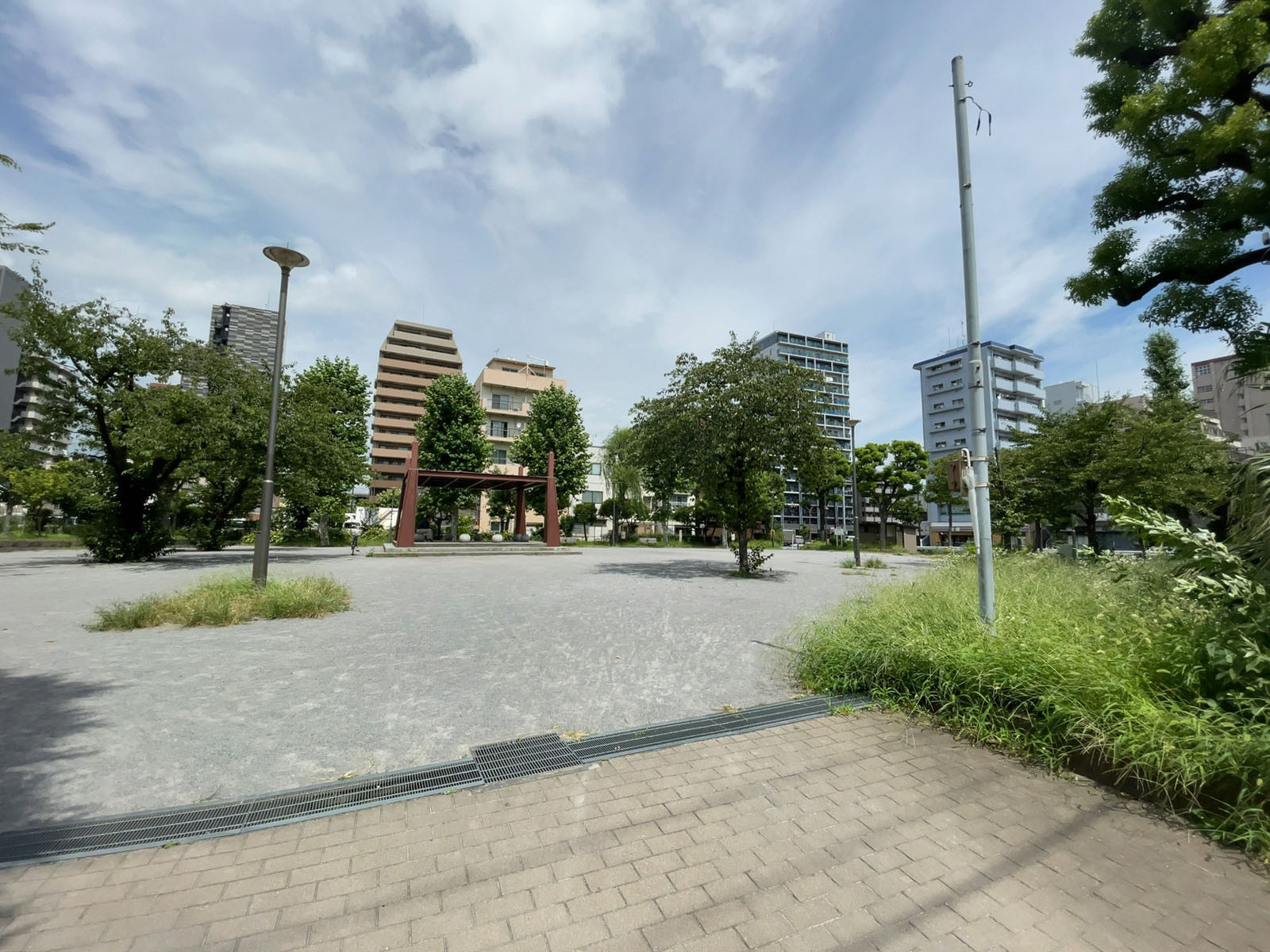 ビル前の亀戸東公園